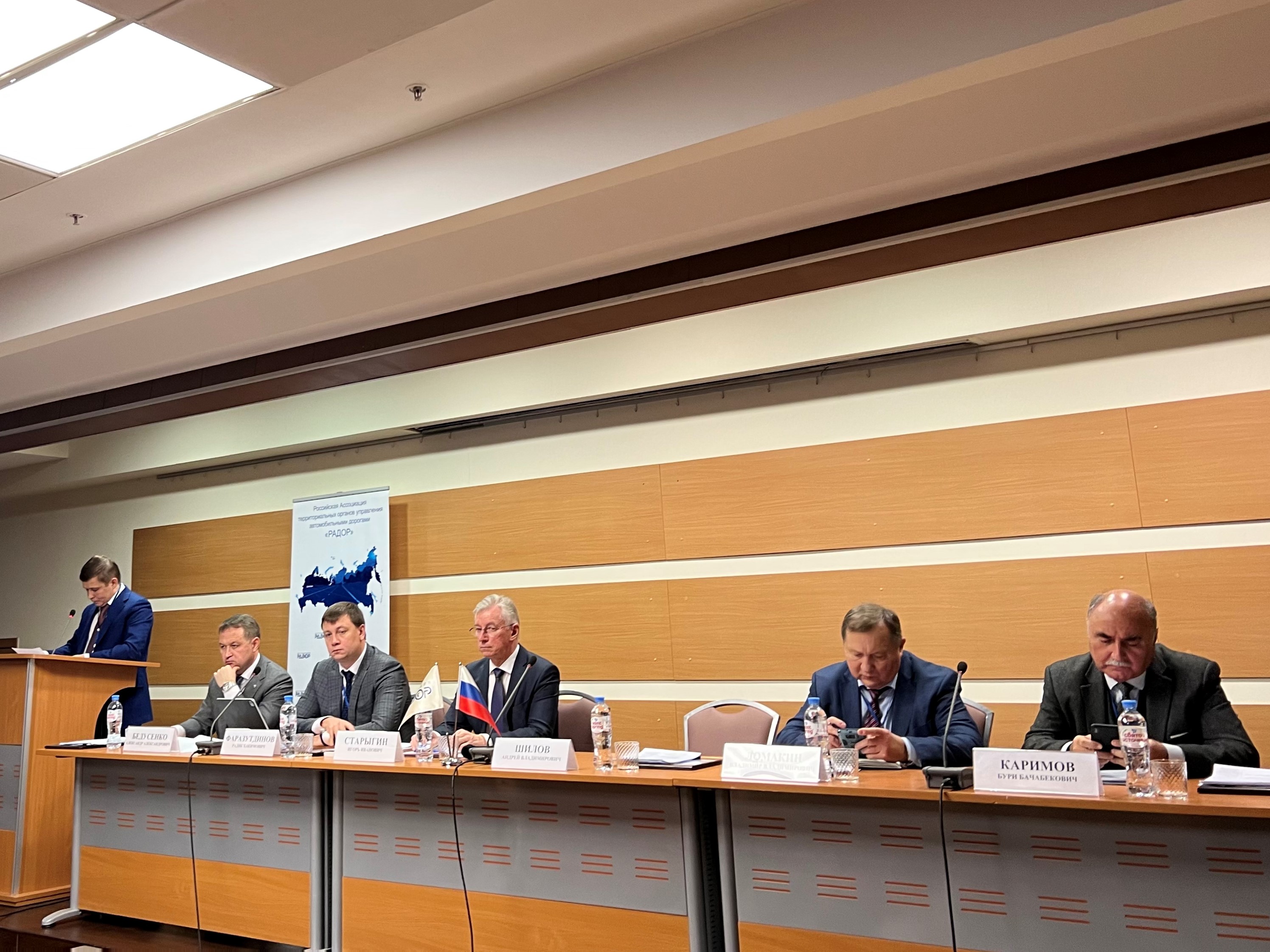 Совет предпринимателей москвы. Депутат за столом. Заместитель министра транспорта туркменистана. Совещание депутатов. Конференция радор в туле.